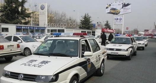 女网红违停闹剧：跳上警车终被拘